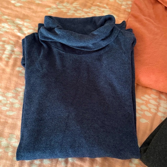 UNIQLO HeatTech Fleece Turtleneck - Picture 2 of 7